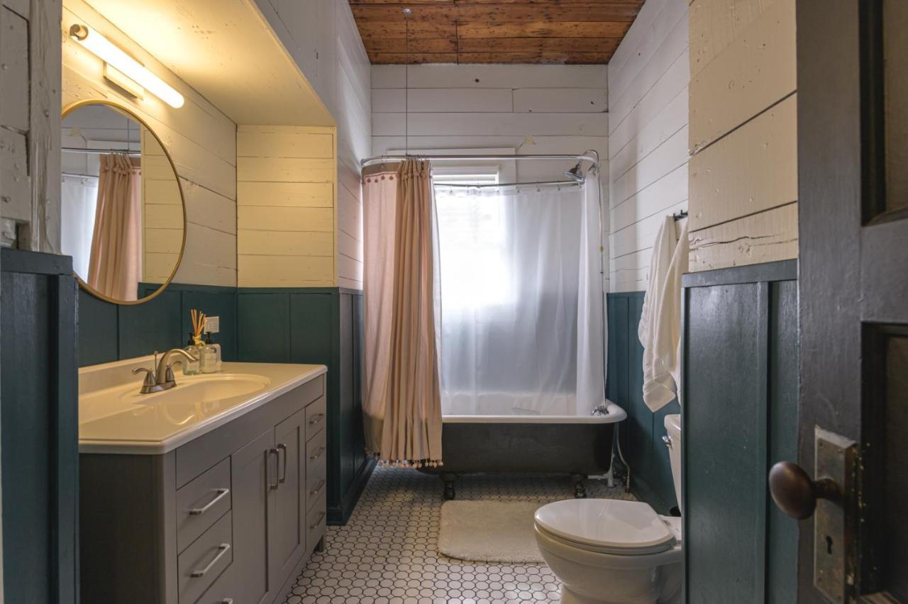 Restored 1930S Uptown Bungalow 2 Min. To Magnolia Уэйко Экстерьер фото